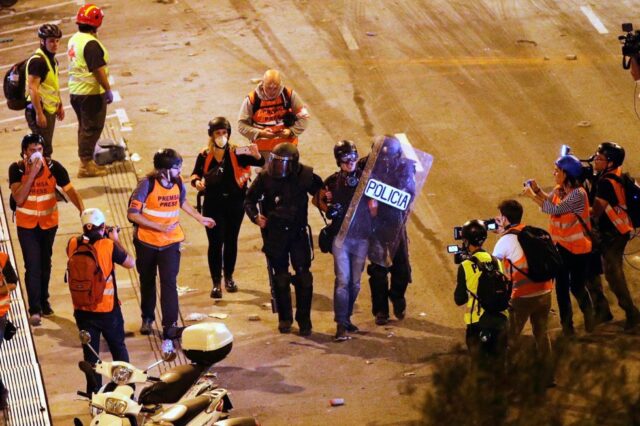 Disturbios nocturnos en Barcelona dejan 182 heridos