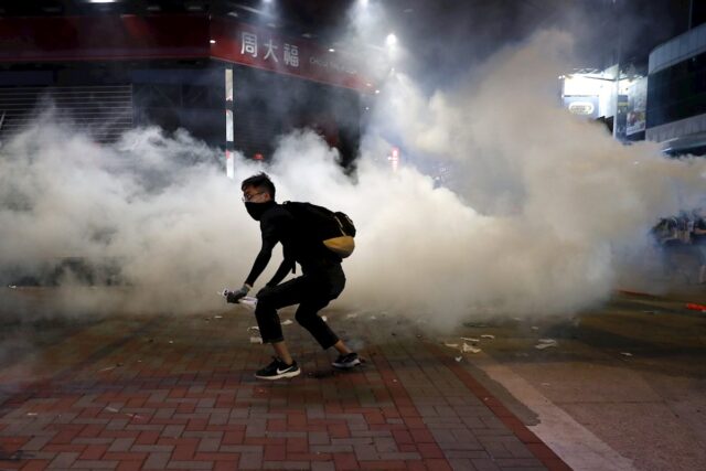El gas lacrimógeno vuelve a las calles de Hong Kong tras protesta ilegal