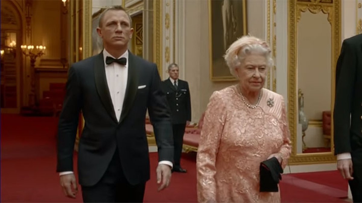 Reina Isabel II con James Bond