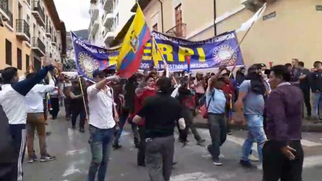 Sindicatos y estudiantes sitian el centro de Quito contra el paquetazo