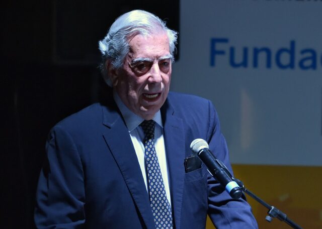 Cincuenta años después, Vargas Llosa cree que Perú “se está desjodiendo”