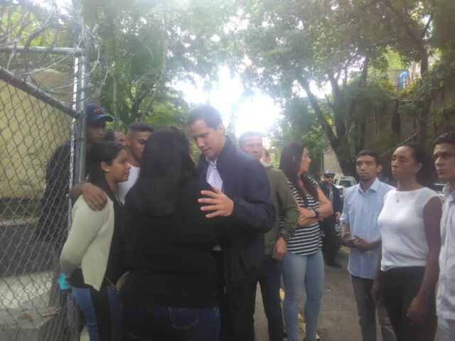 Guaidó acompaña a familiares de Edmundo Rada en la morgue de Bello Monte