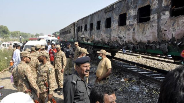 Al menos 71 muertos por explosión de bombonas de gas en un tren en Pakistán