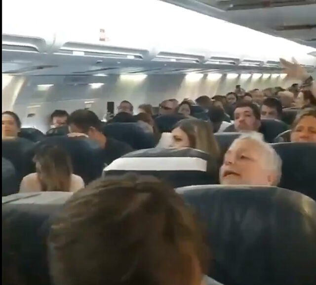 #EnTwitter Rezar, beber y aplaudir: así reaccionaron los pasajeros de un avión en emergencia