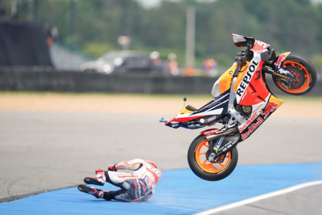 [VIDEO] Márquez protagoniza una fuerte caída en Tailandia