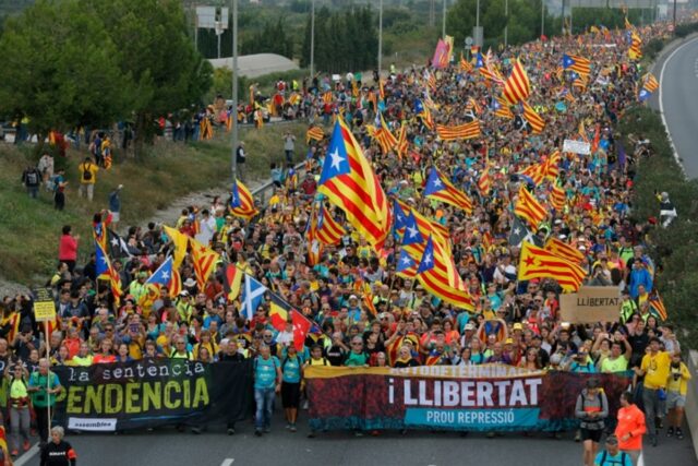 Enorme manifestación en Cataluña contra condena a los líderes independentistas