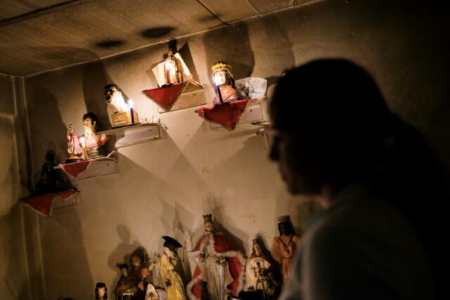 Hierbas y “cirugías espirituales”, remedios de enfermos venezolanos