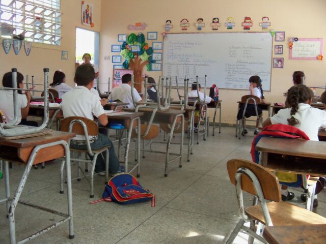 Padres deben gastar al menos 47 dólares en uniformes escolares