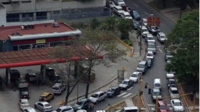 Falta de gasolina genera largas colas en varios estados