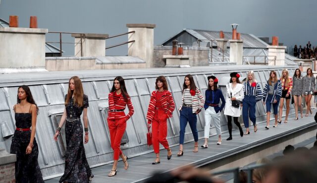Chanel se rejuvenece en la pasarela y apuesta por el corto brillante
