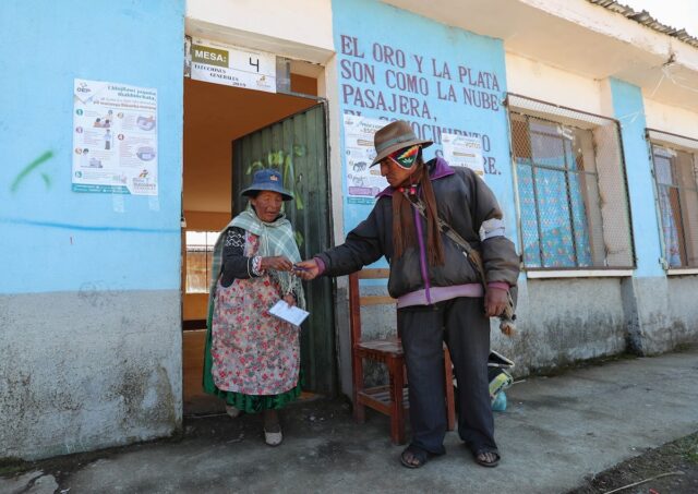 Mesa lleva una mínima ventaja sobre Evo a mitad del recuento en Bolivia