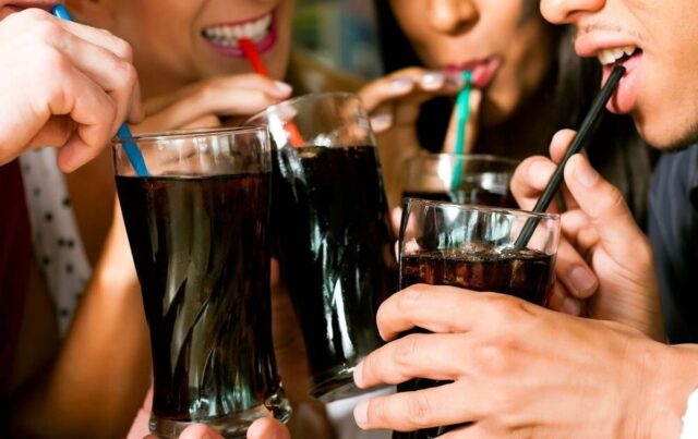 Los refrescos son el vínculo crucial entre la obesidad y el desgaste dental