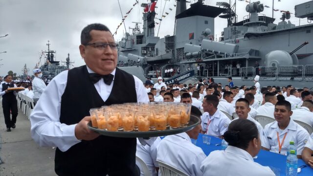 1.000 marinos peruanos lograron un Guinness con una degustación de ceviche
