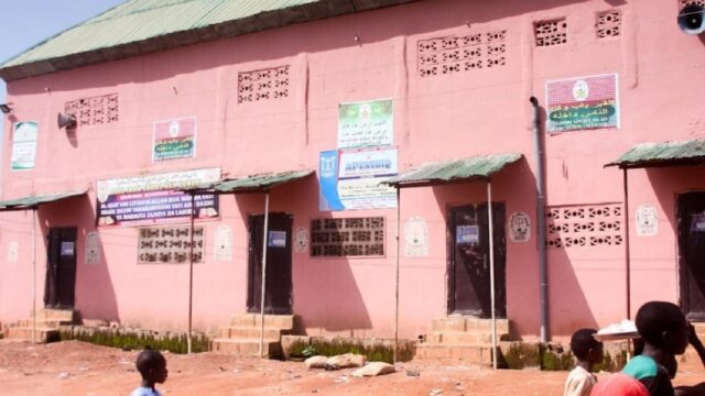 Liberan a 67 personas encadenadas en condiciones inhumanas en un centro religiosos de Nigeria