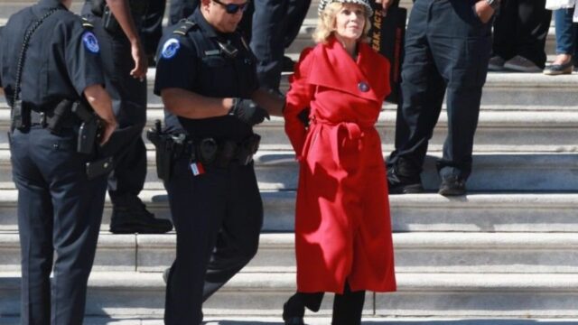 Jane Fonda fue detenida por protestar contra el cambio climático en EE UU