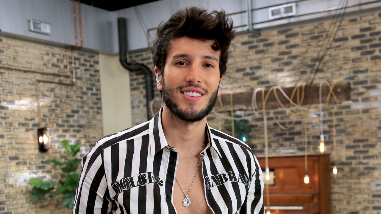 Sebastián Yatra pide a Shakira cantar juntos y celebra reivindicar la balada
