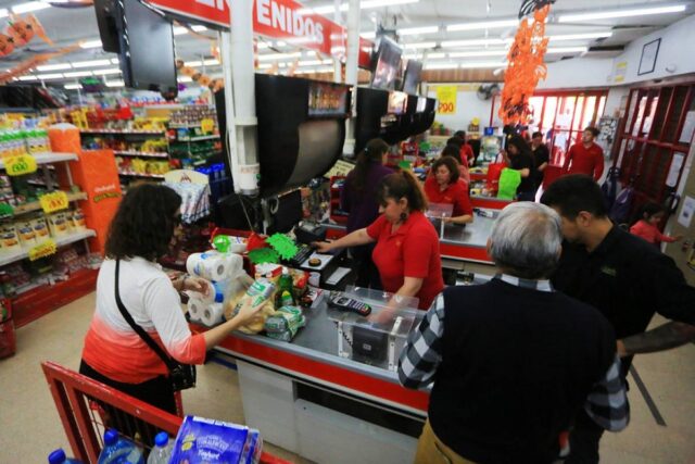 Largas colas, la rutina para ir al supermercado durante protestas en Chile