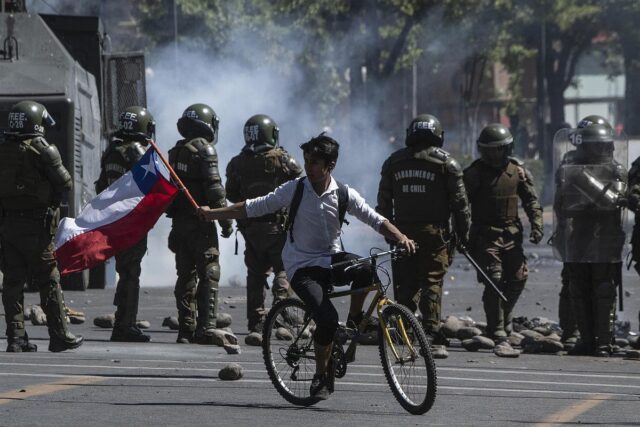 Migrantes en Chile relatan cómo viven las protestas y comparan los hechos con Venezuela