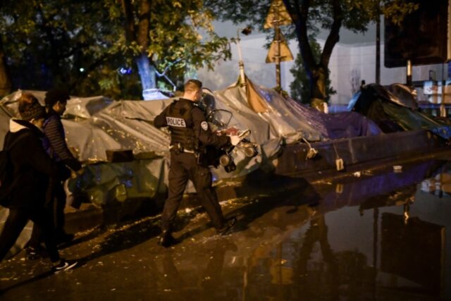 Policía francesa desmanteló dos enormes campamentos de migrantes en París