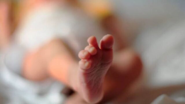 Hallan a bebé de 20 días abandonada en una alcantarilla