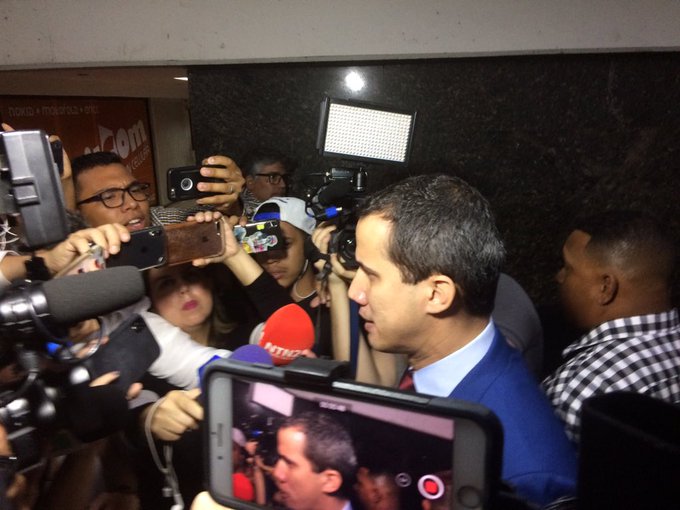 Juan Guaidó llega a la sede de Voluntad Popular ante situación irregular