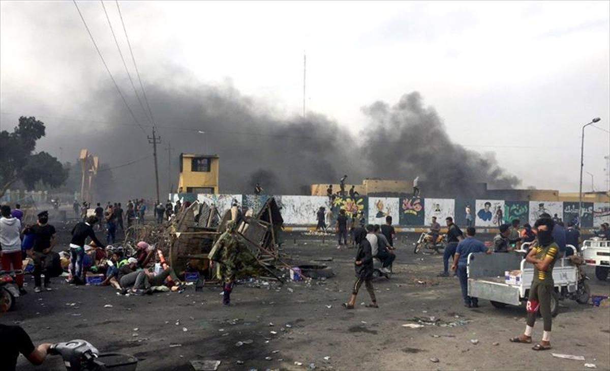 Protestas continúan en el sur de Irak pese a dimisión del primer ministro
