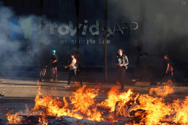 Incendian edificio histórico en nueva ola de protestas en Santiago