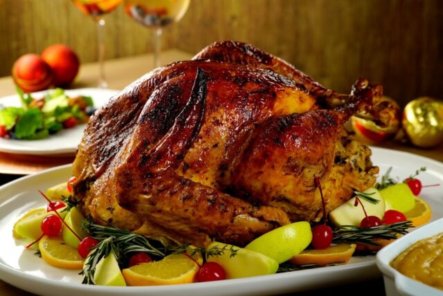 Expertos recomiendan no lavar el pavo antes de cocinarlo