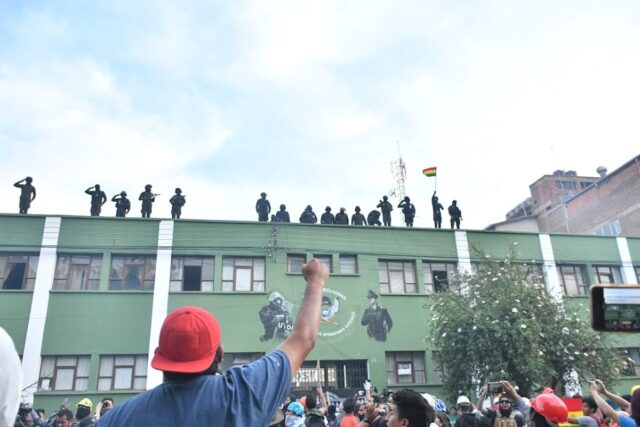 Motines policiales se extienden a una segunda región de Bolivia