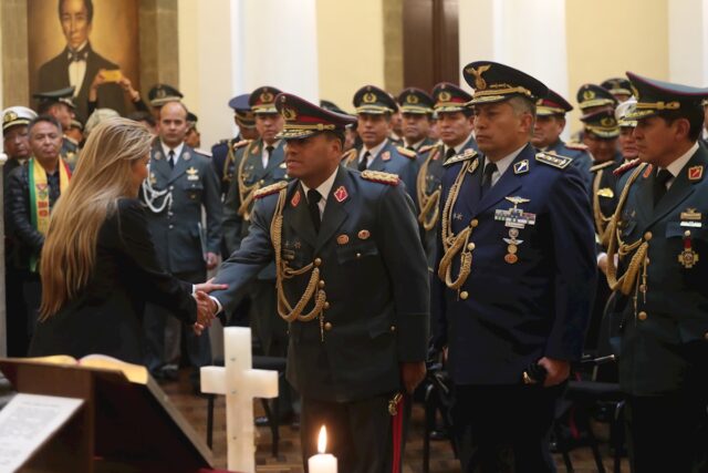 Presidente interina de Bolivia remueve el Alto Mando Militar como primera medida