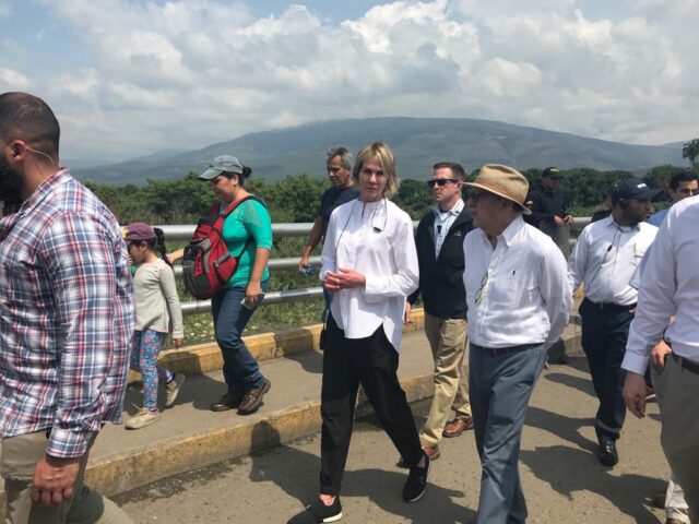 Embajadora de EE UU ante la ONU visitó a migrantes venezolanos en la frontera con Colombia