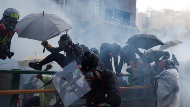 Brutales enfrentamientos en la Universidad Politécnica de Hong Kong en otra jornada de protesta