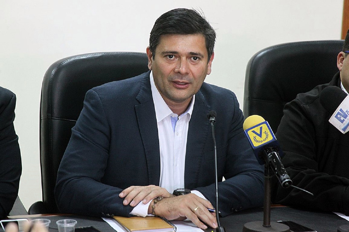 Freddy Superlano se separó del cargo y está en investigación por el partido