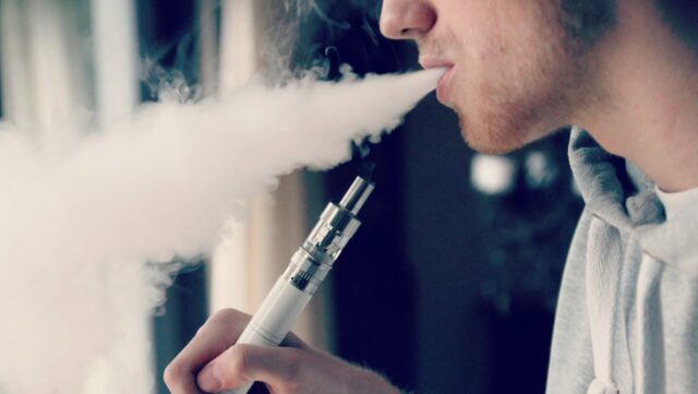 Descubren otra grave enfermedad pulmonar vinculada al vapeo diario