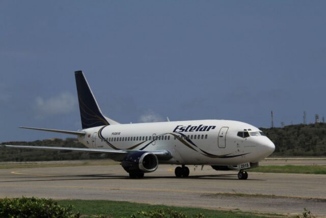 Pasajeros de vuelo Caracas-Santo Domingo vivieron momentos de angustia por una falla en el motor del avión