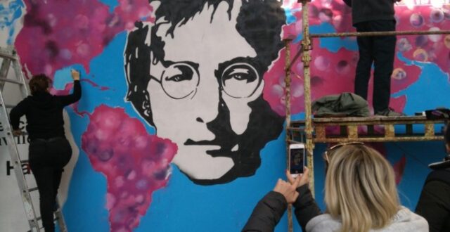 El muro de John Lennon en Praga reabre con símbolos de amor