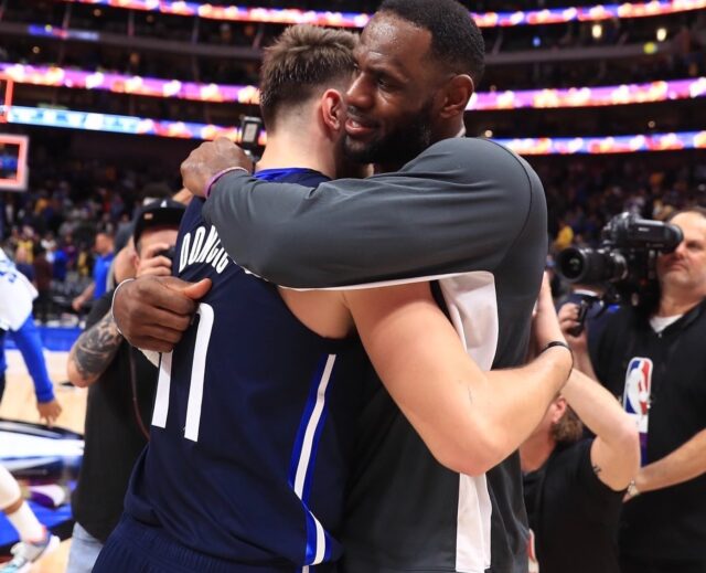 LeBron James ganó la batalla de triples y dobles contra Luka Doncic