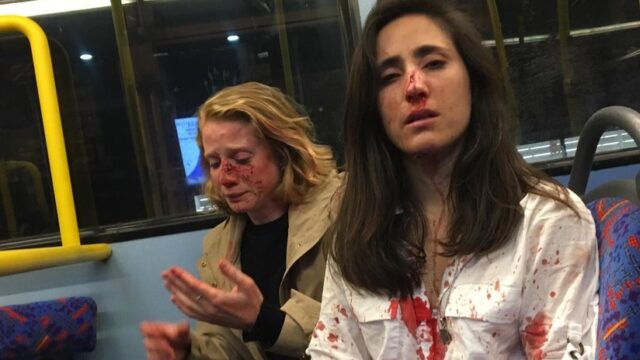 Cámara de autobús registra el ataque que sufrió una pareja de lesbianas en Londres