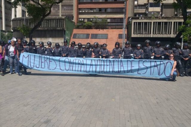 Mujeres protestaron en la plaza La Candelaria para exigir la renuncia de Maduro
