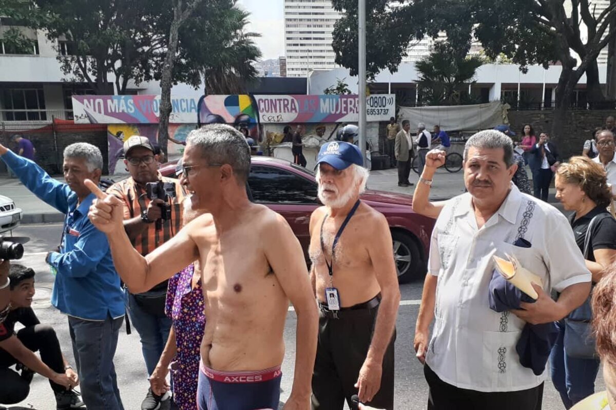Pensionados protestaron sin camisa (1)