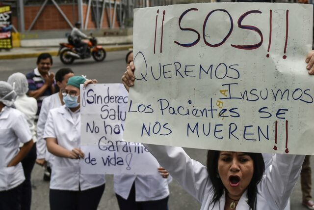 “Hay renuncias masivas en los hospitales”: enfermeras y profesores protestan para exigir sus derechos laborales
