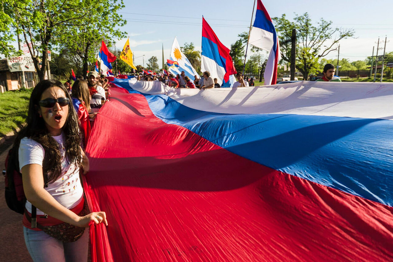“Banderazo” del Frente Amplio en la ciudad de Paysandú. El Frente Amplio es la organización política de la izquierda uruguaya unificada, resultante de la convergencia electoral y programática de más de 20 partidos y movimientos