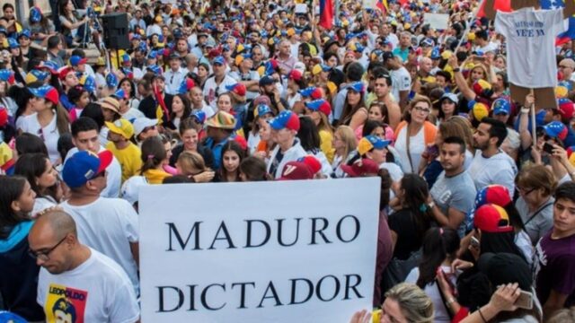 Centenares de venezolanos reclaman en Miami la actuación militar en Venezuela