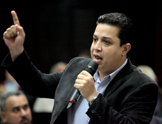 Willian Gil: Un sector de la oposición quiere salir del desacato