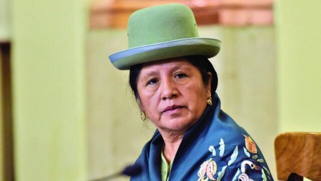 La ex presidente del Tribunal Supremo Electoral de Bolivia se disfrazó de hombre para escapar