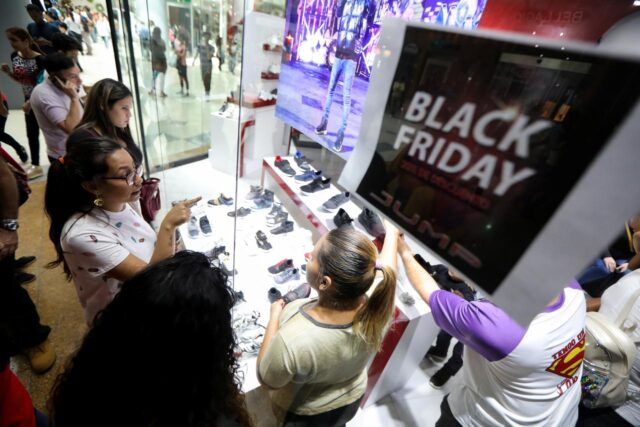 Un año de ahorro para unos zapatos, venezolanos estiran dinero en el Black Friday