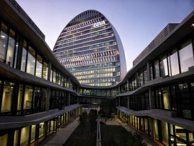Juez español imputa al ex presidente del banco BBVA