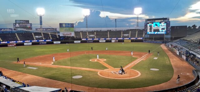 Caracas capitalizó errores del Magallanes y se llevó el segundo clásico
