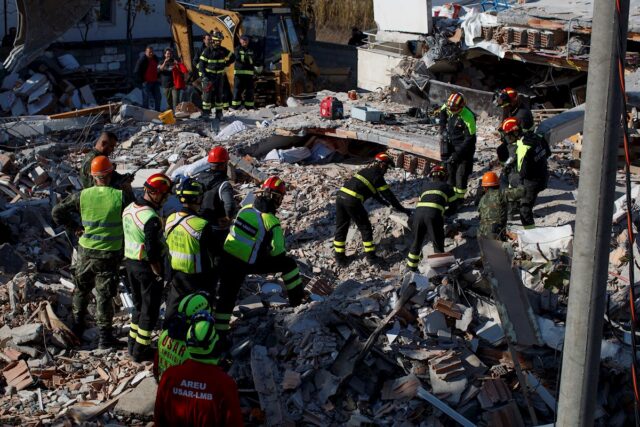 30 muertos y aún buscan entre escombros a víctimas del sismo en Albania