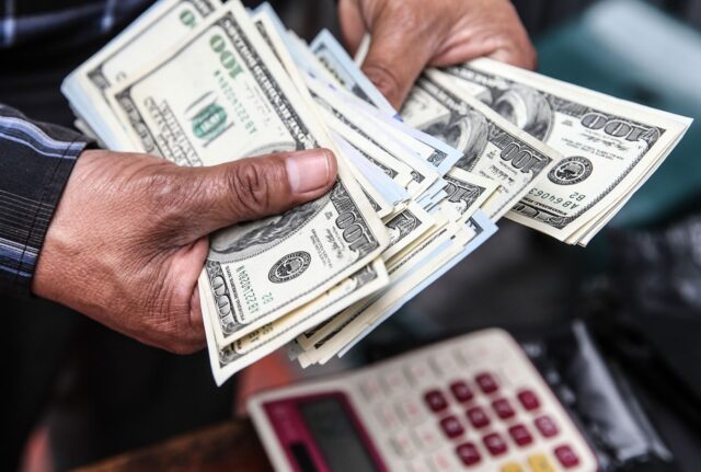 Más de 10.000 bolívares ha subido el dólar en un mes